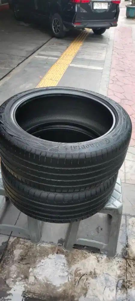 2ban lain mrek 235/45/R19  Continental/Accelara 90% nik 2024/2023