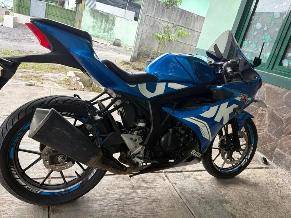 BU JUAL MOTOR GSX R150 2017 LENGKAP DIJUAL KARENA BUTUH DANA CEPAT