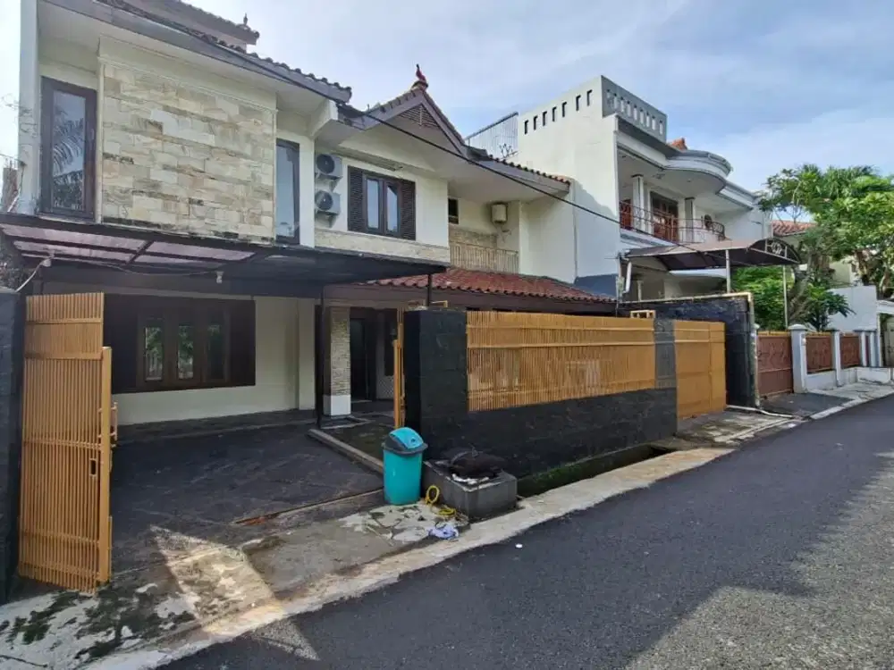 Disewakan Rumah Luas di Komplek Gudang Peluru, Tebet - Cocok untuk Silent Office atau Hunian