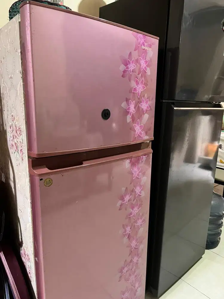 KULKAS SHARP 2 PINTU WARNA PINK