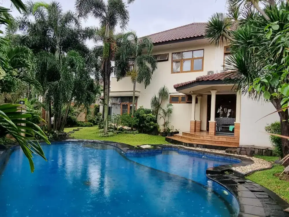 DIJUAL Rumah Klasik dan Asri dengan Swimming Pool di Kemang Jakarta Selatan