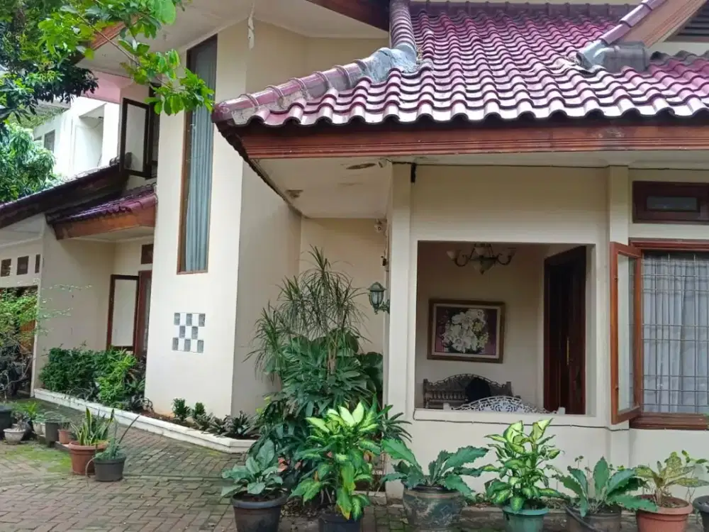 DIJUAL di Bawah NJOP Rumah Klasik Nan Rimbun dengan Swimming Pool di Ampera/Kemang Jakarta Selatan