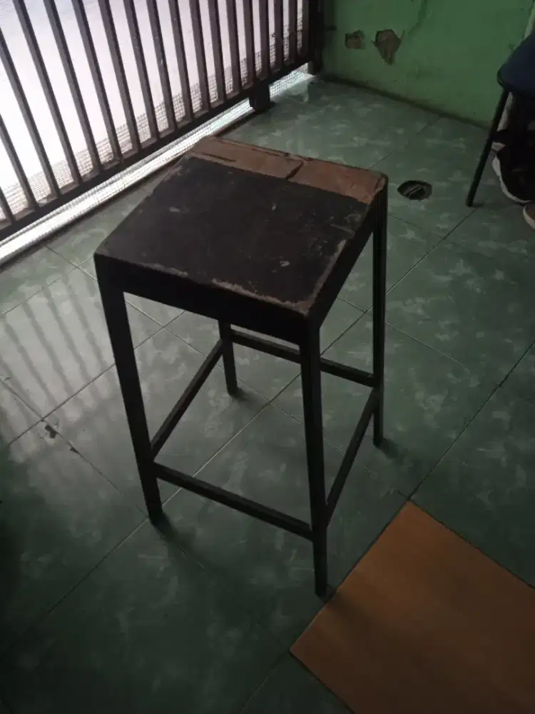 BANGKU BESI BEKAS KONTER