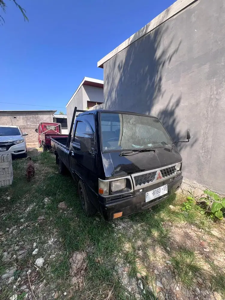 mobil pickup L 300 bensin
