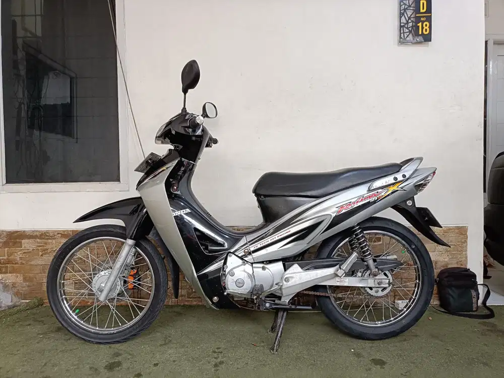 Kharisma x 125 tahun 2005 full original/tt boleh gan cash lebih bagus