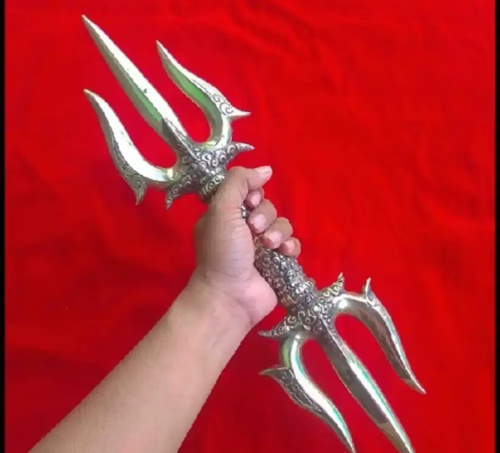 Pusaka keris trisula kembar