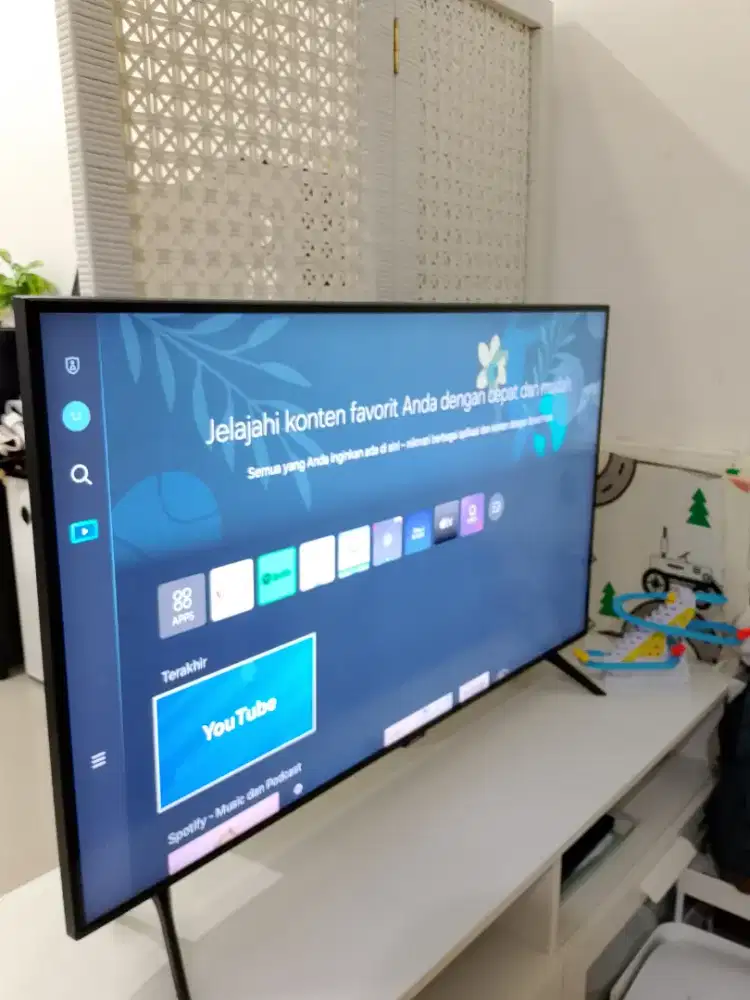 Samsung Smart TV 43 Inch 4K UHD UA43CU7000KXXD