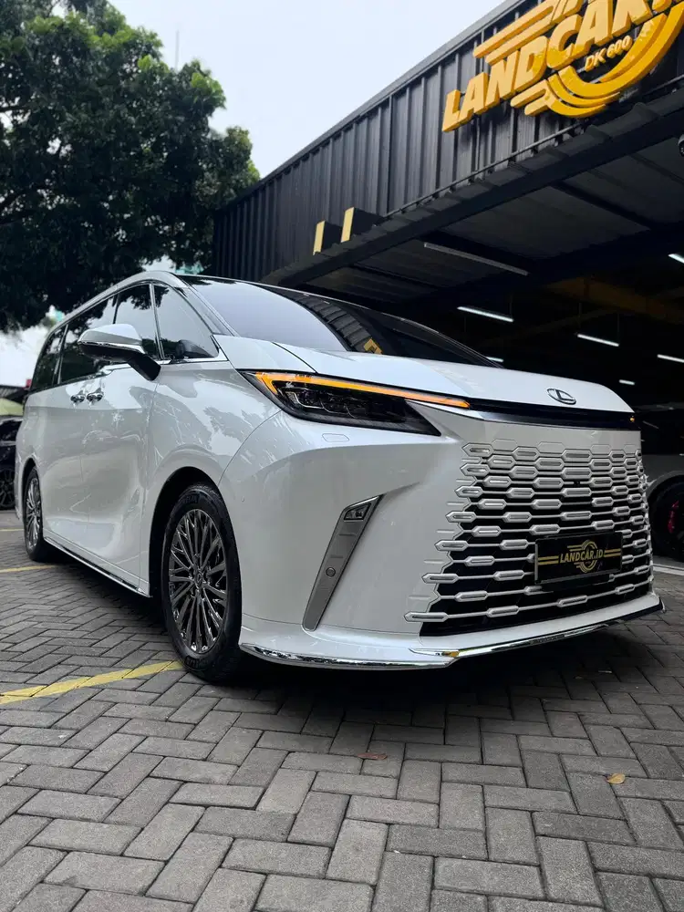 Lexus LM350h 7-Seater 2025