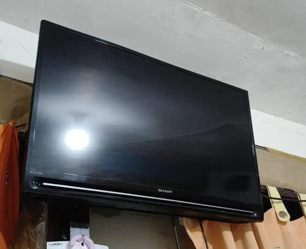 Televisi LED merk sharp32inchi