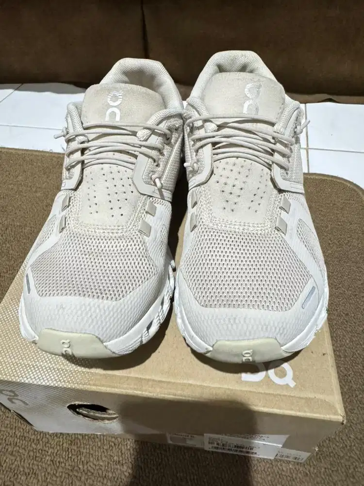 On Running Cloud 5 - Pearl / White (Women Size US 5 / EU 36)