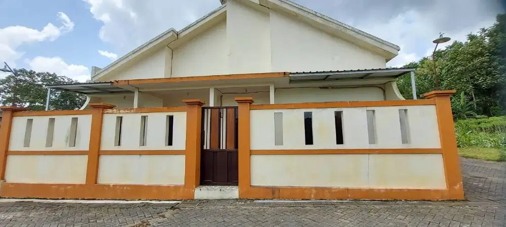 Rumah Besar Full Furnished Pinggir Jalan Raya, Strategis, Siap Huni