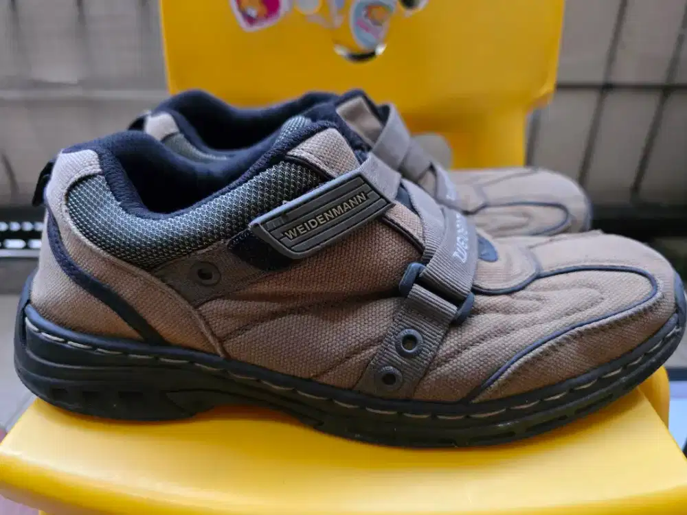Sepatu pria outdoor brand lokal