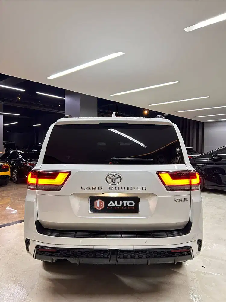 Toyota Land Cruiser LC300 VXR 2024 LC Putih Km18rb Facelift B717GRD