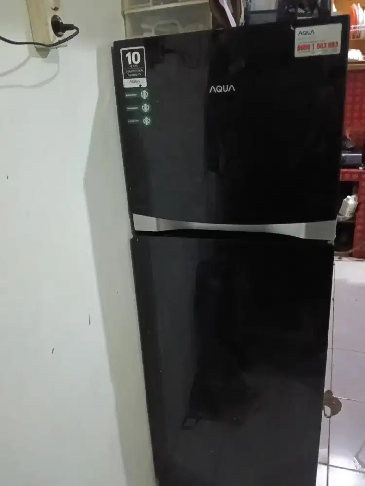 Dijual kulkas 2 pintu masih hidup tapi bawahnya agak kurang dingin