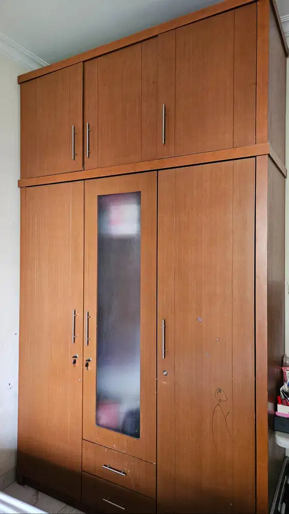 Lemari pakaian 3 pintu