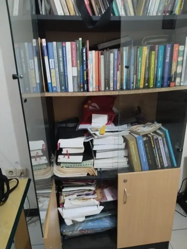 Jual cepat karena mau pindah lemari buku