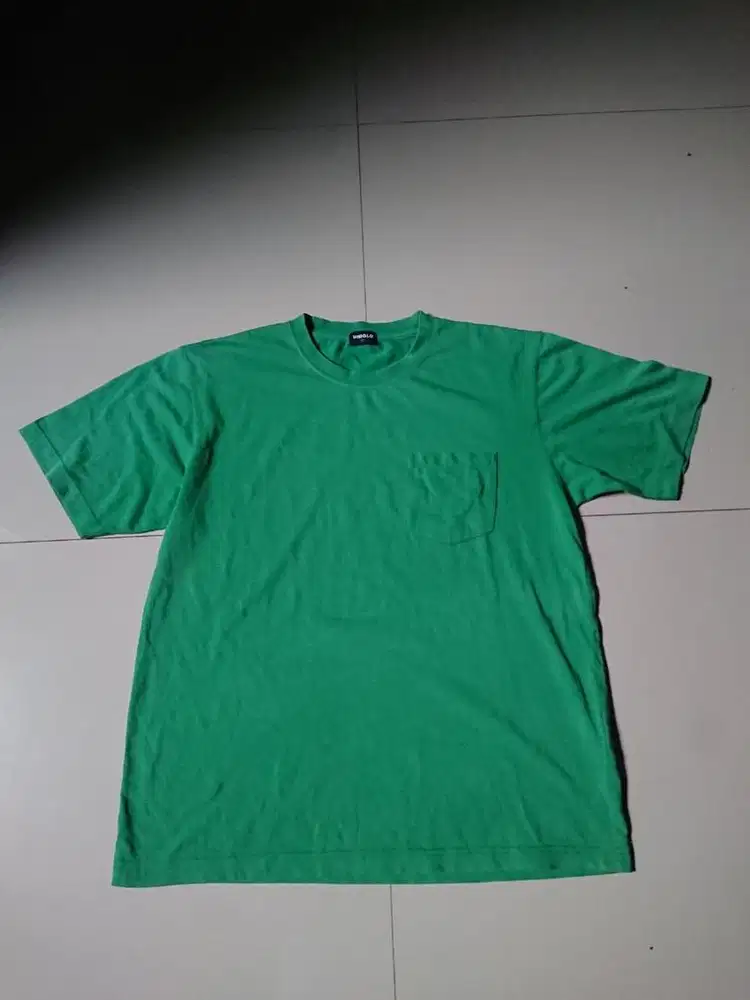 kaos uniqlo hijau