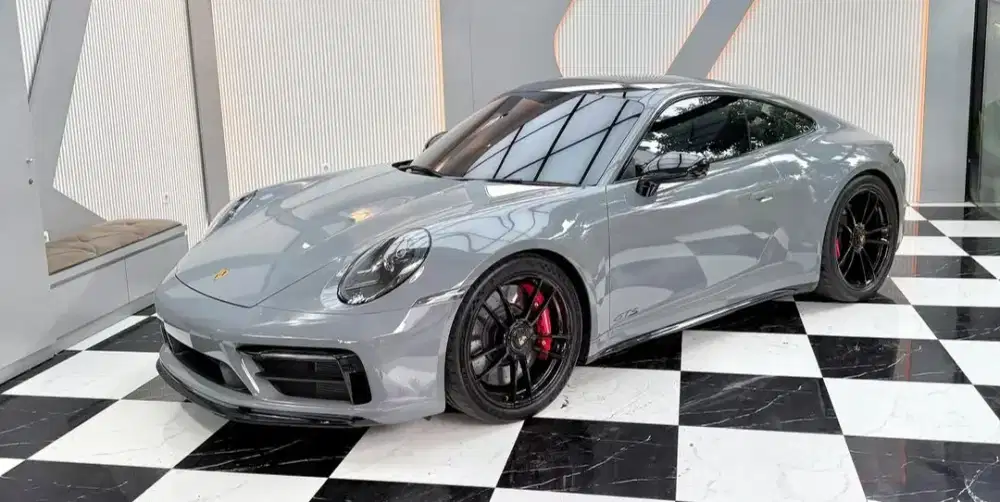 Porsche 911 Carrera 4 GTS 2024