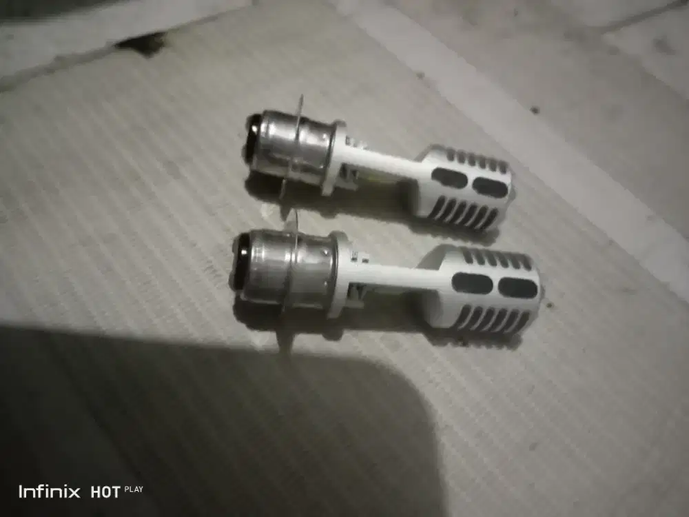 Lampu depan motor LED putih