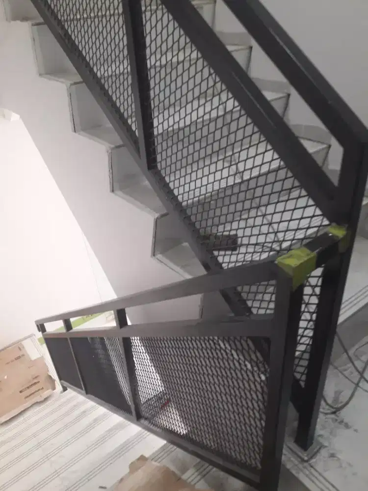 Relling tangga perforated & balkon