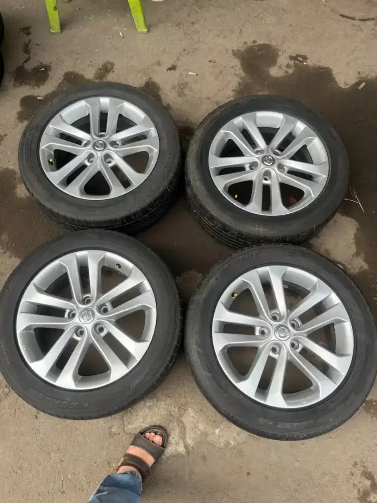 Velg original OEM Nissan Juke ring 17 pcd 5x114,3 ban 215/55 R17