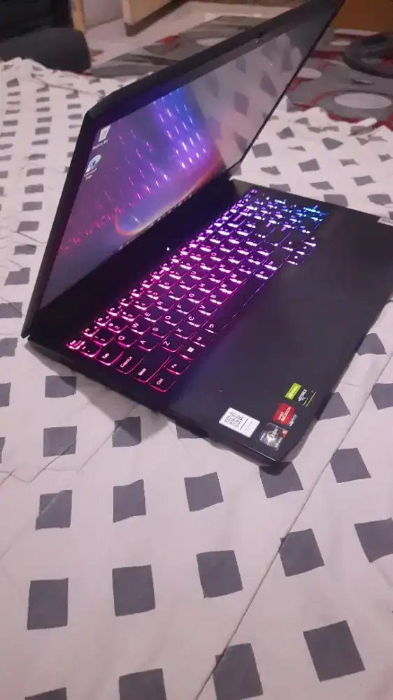 Lenovo ip gaming 3 
Ryzen 5 5600H 16 gb SSD 512gb GTX 1650 RGB