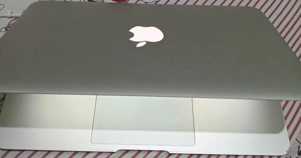 Dijual Macbook 11 inci tahun 2015