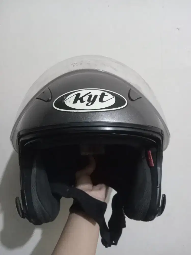 Dijual cepat Helm KYT warna abu metalik