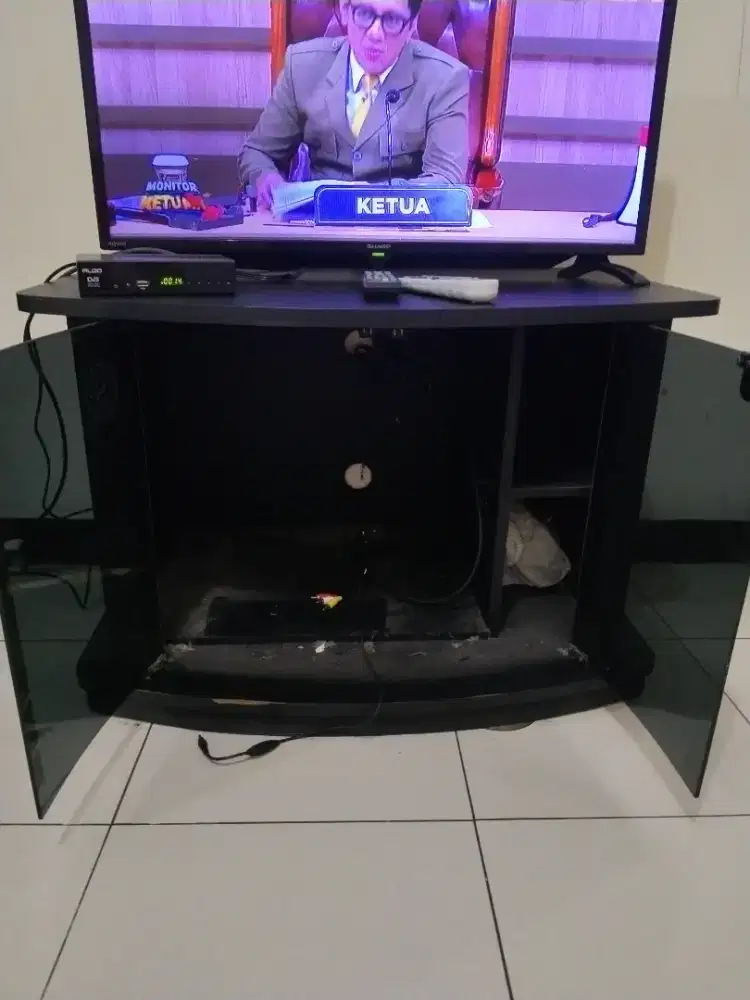 Jual cepat meja TV jadul, masih bagus