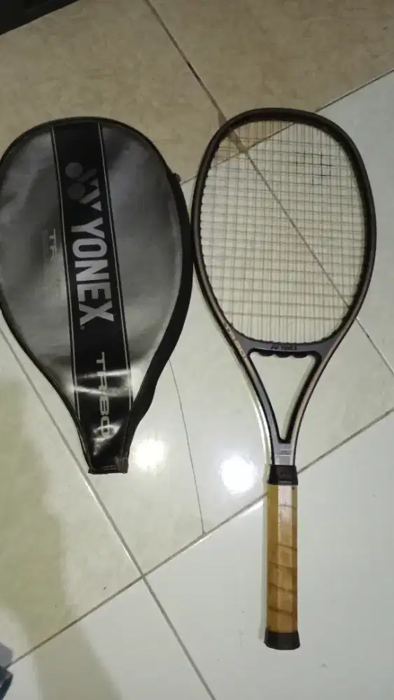 Raket tennis bekas