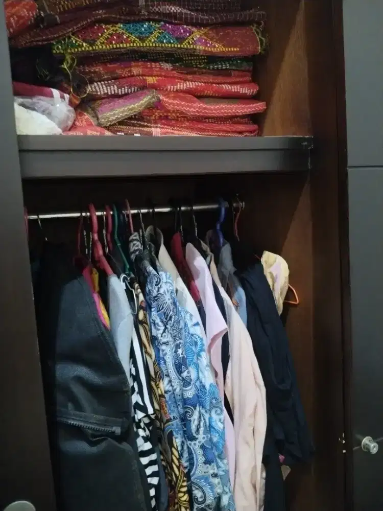 Jual cepat lemari pakaian 3 pintu
