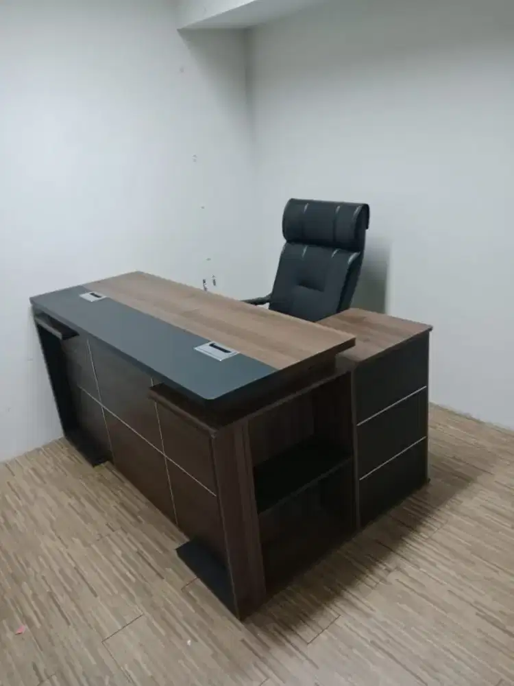 Meja pimpinan terlaris saat ini