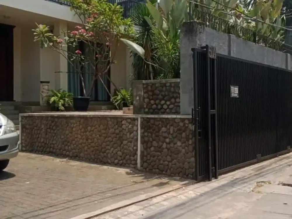 Disewakan / Jual Rumah Siap Huni Area Kemang Selatan Jakarta Selatan