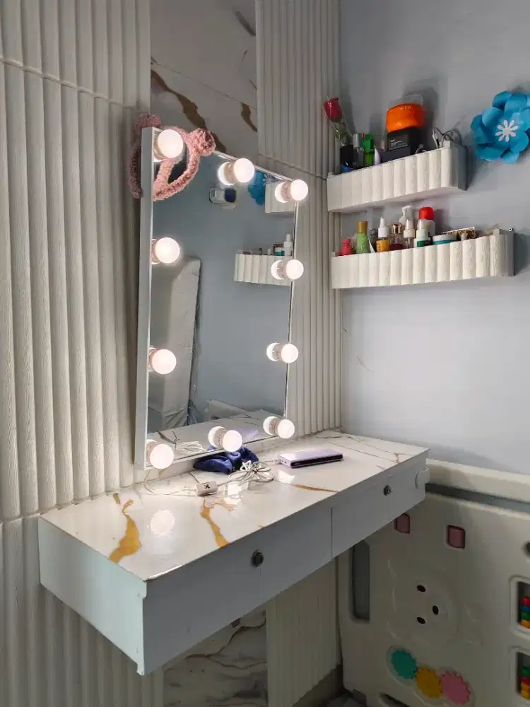 Meja Rias Lampu Makeup Laci Kosmetik