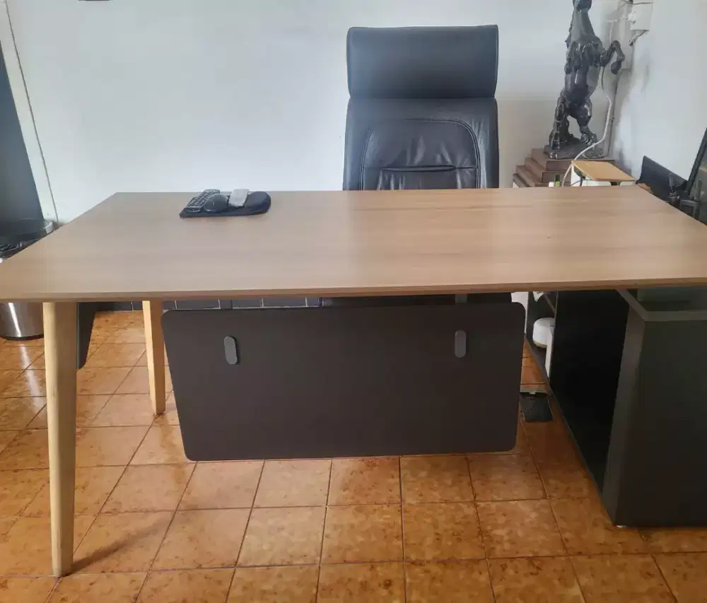 Informa meja kantor