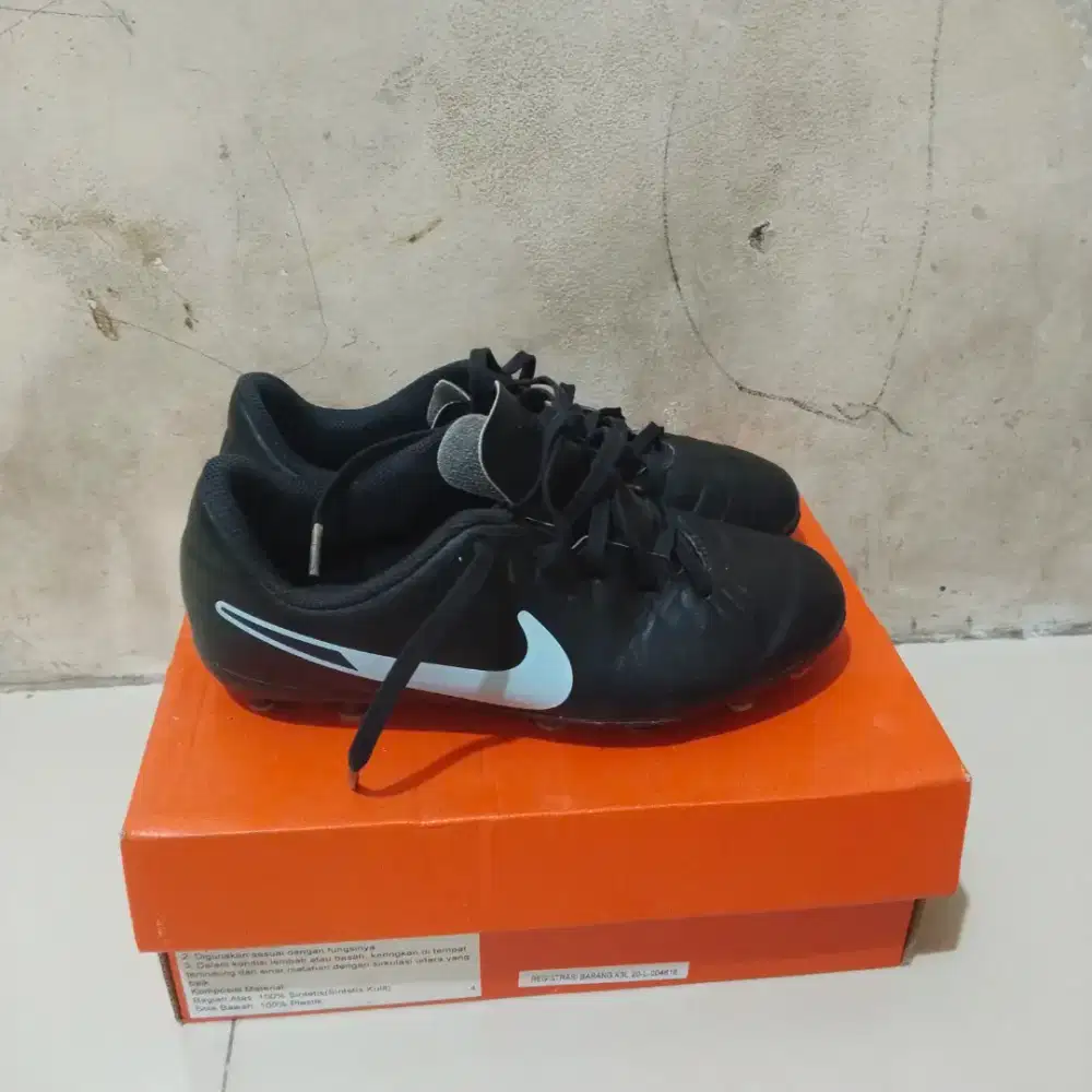 Sepatu bola nike tiempo warna hitam size 35
