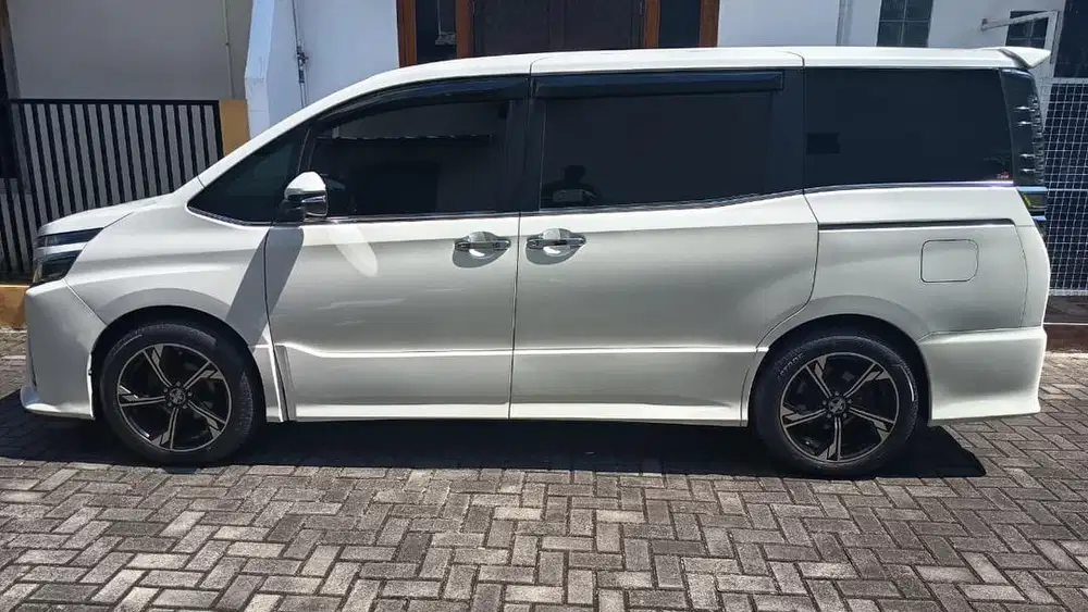 Toyota Voxy 2018 (low km)