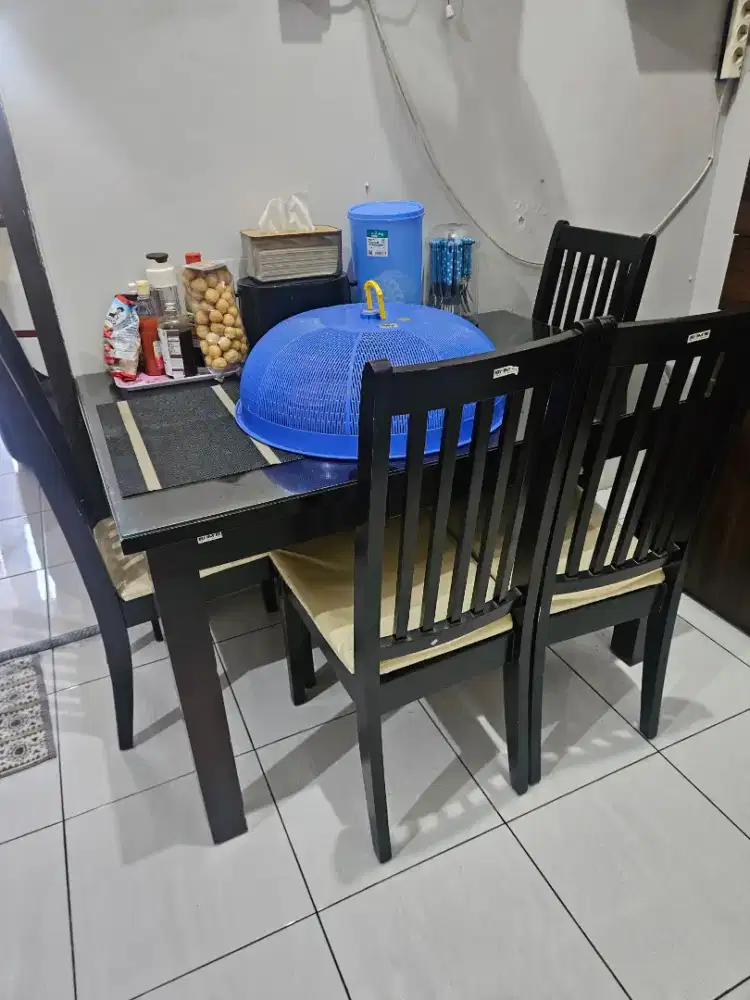 Meja makan kayu