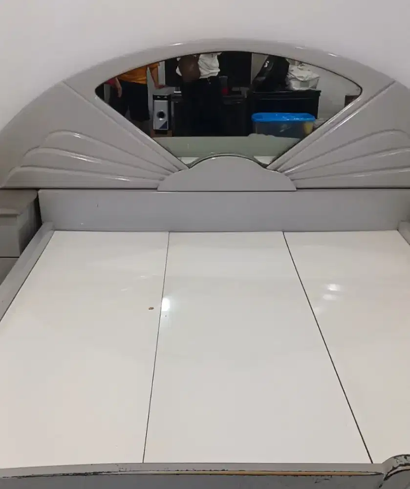 Tempat tidur kayu