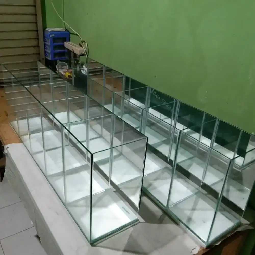 Etalase kaca display buah jus custom bahan kaca