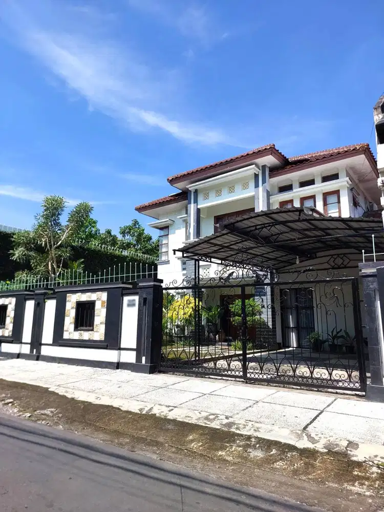 Rumah Mewah Halaman Luas dekat Jalan Lempongsari Palagan