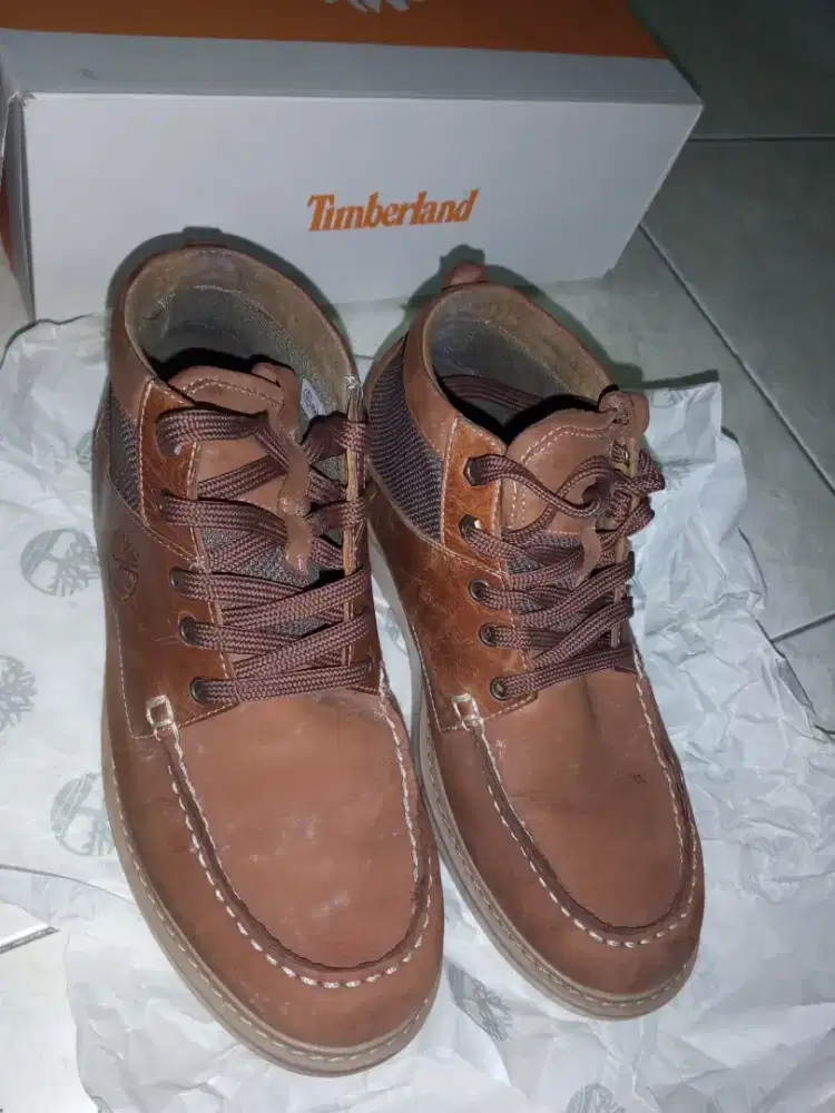 Sepatu Timberland no 43 minus yg tapak kiri retak