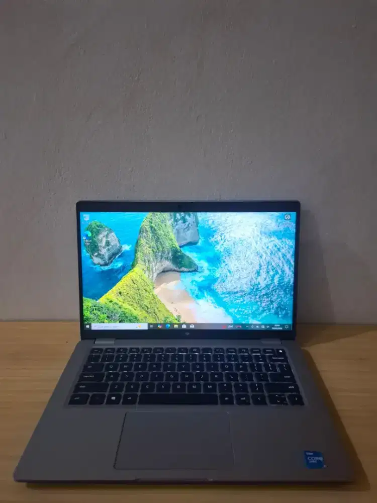 Laptop layar touchscreen mulus banget dan masi garansi