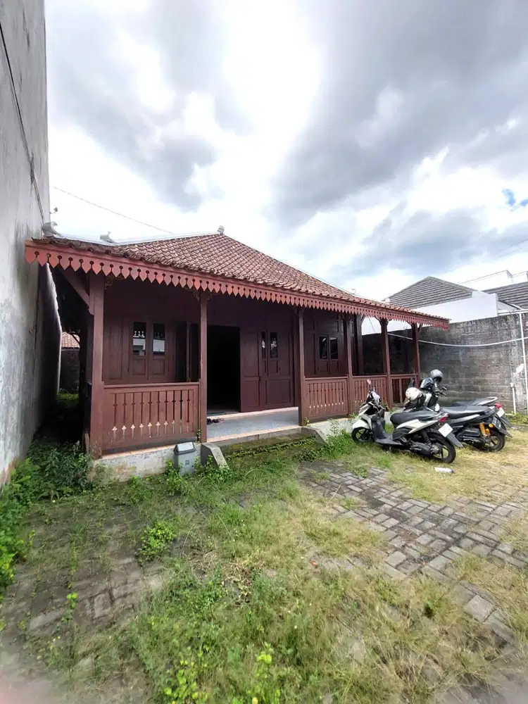 Rumah Limasan Jawa dekat Jalan Damai Palagan