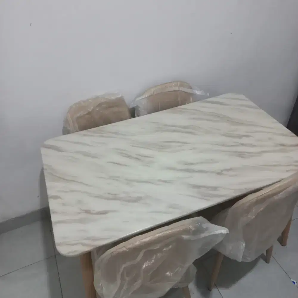 MEJA MAKAN 4 KURSI