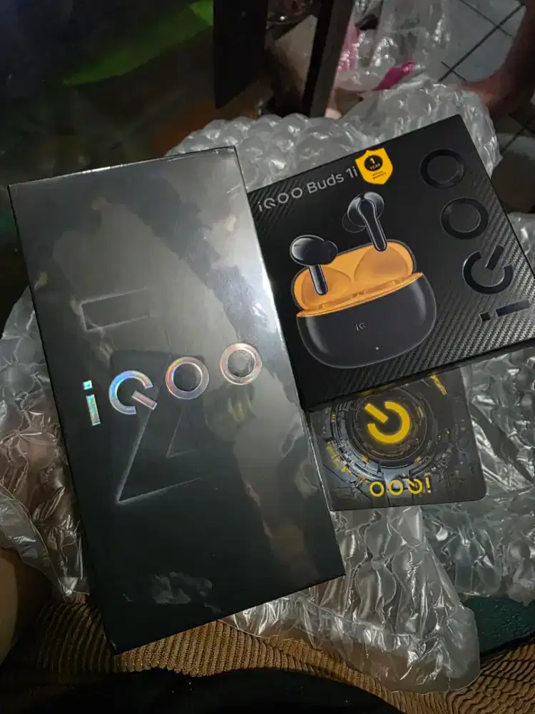 Iqoo z11 ram 8/256 segel dus bs tt dibawahnya