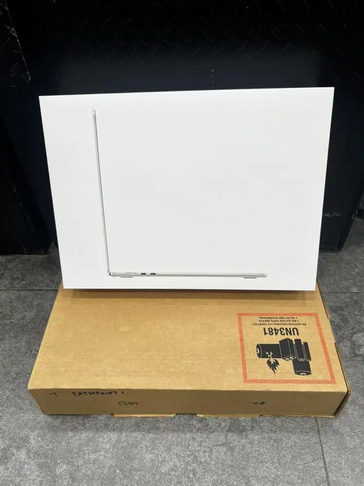 New BNIB MacBook Air M3 15-inch 8/256 garansi resmi indonesia ID/A