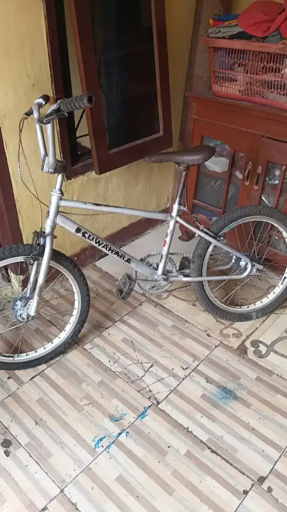 Sepeda bmx kuwahara ban 20 siap pakai minat silhkan wa saja