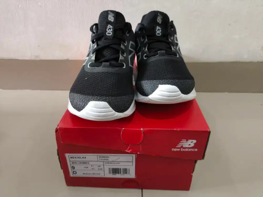 Sepatu running NB