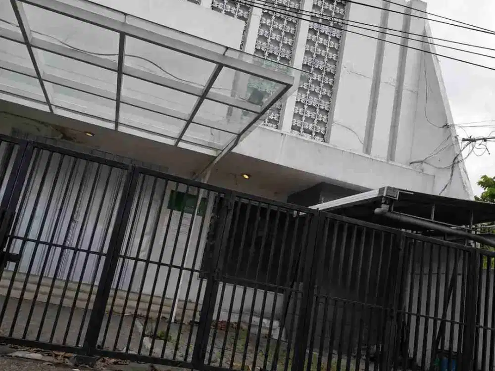 RUMAH USAHA EX KLINIK KECANTIKAN DEKAT KOTA